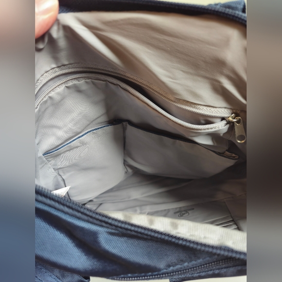 Travelon RFID Anti-Theft Crossbody Bag - Picture 6 of 15